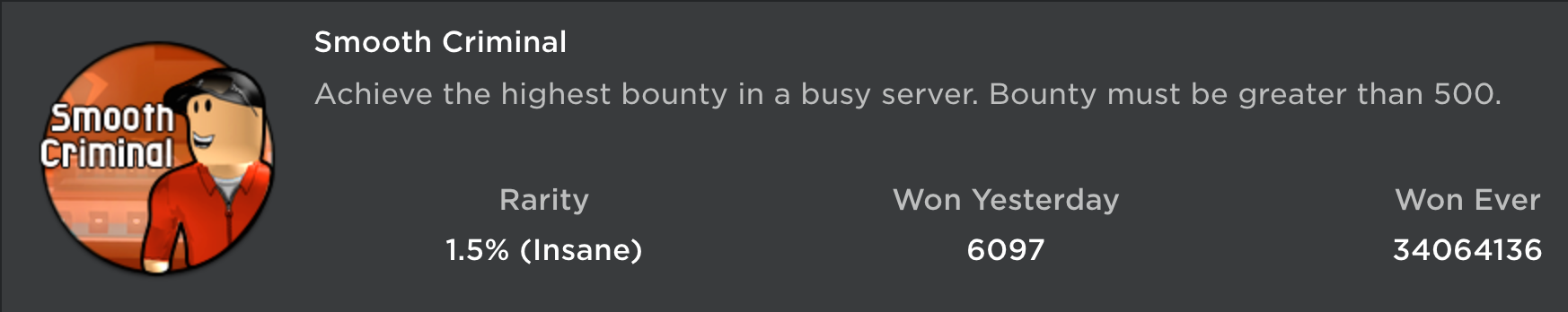 Eine Nahaufnahme eines Erfolgsabzeichens für das Spiel Jailbreak, das Spieler auszeichnet, die die höchste Belohnung in einem belebten Server erreichen. Das Abzeichen auf der linken Seite zeigt einen hellhäutigen blocky männlichen Avatar, der sich nach rechts dreht, um auf den Text zu schauen, der 'Smooth Criminal' sagt.